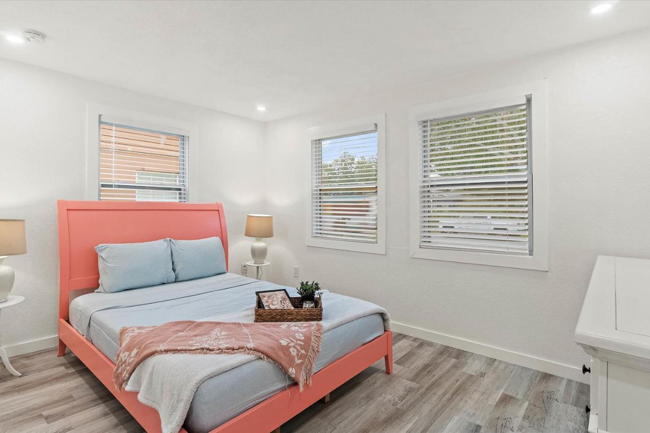 Quaint Gulfport Beach Bungalow Sankt Petersburg Zewnętrze zdjęcie